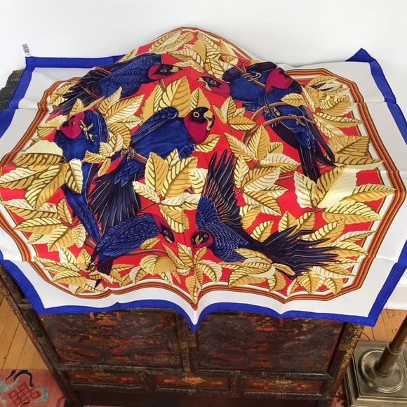 HERMÈS silk twill scarf, LES PERROQUETS - Picture 1 of 7